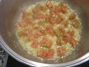 Обжарить помидоры лук и чеснок